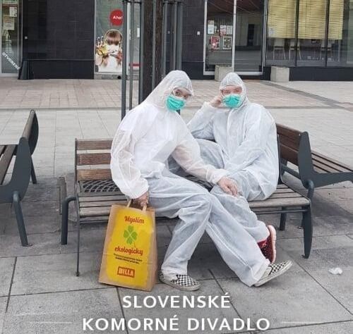 PÅBUDT MED MASKER. I Slovakia er det nå påbudt med masker. - Dette bildet er fra en tur i butikken med en kompis. Drakta brukes humoristisk, det er viktig med litt humor i den ellers seriøse tiden, sier Steffensen.