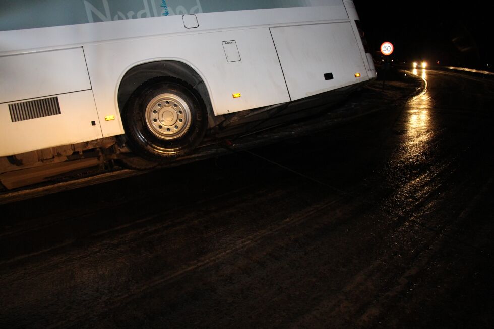 Bussen står å vipper på kanten av veien. Det skal være veldig glatt i området.
 Foto: Jan Steen