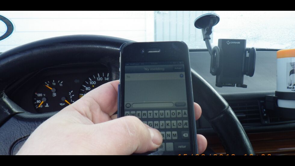 FORBUDT. Fra å med 2. mai blir det forbudt å sende SMS når du kjører bil.
 Foto: Bjørn L. Olsen
