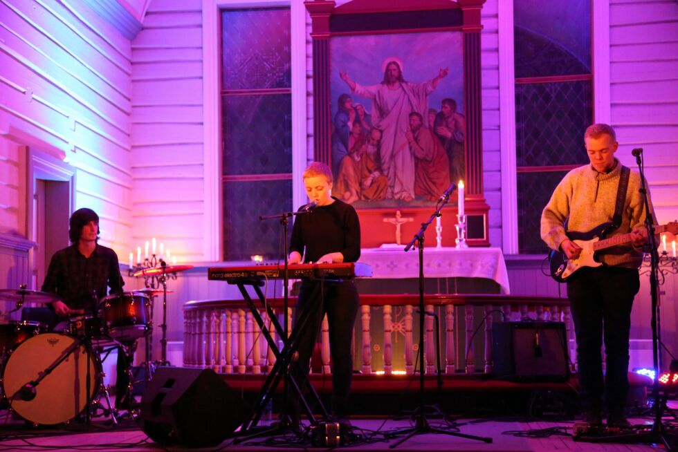 Ingeborg Oktober har med seg Markus Wisth Edvardsen (trommer) og Fredrik William Olsen (Kråkesølv) når hun nå er ute på turne.
 Foto: Bjørn L. Olsen