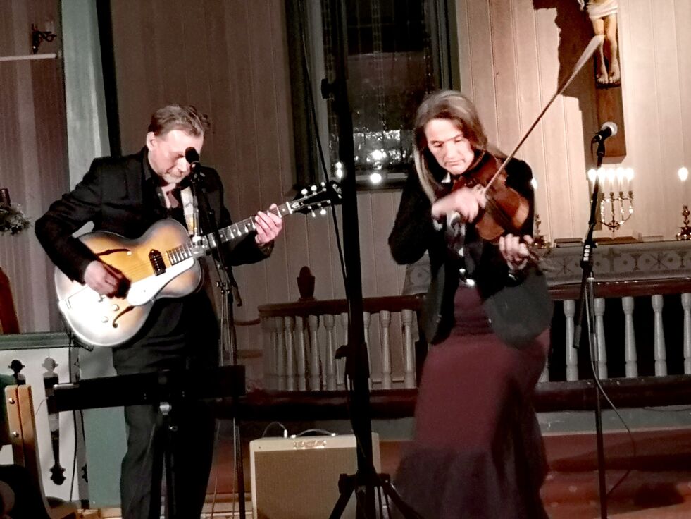 DYKTIGE. Musikerne, her Susanne Lundeng og Nils-Olav Johansen, er alle dyktige, noe som folk fikk oppleve til fulle i Saltdal kirke.
 Foto: Robert Jentoft