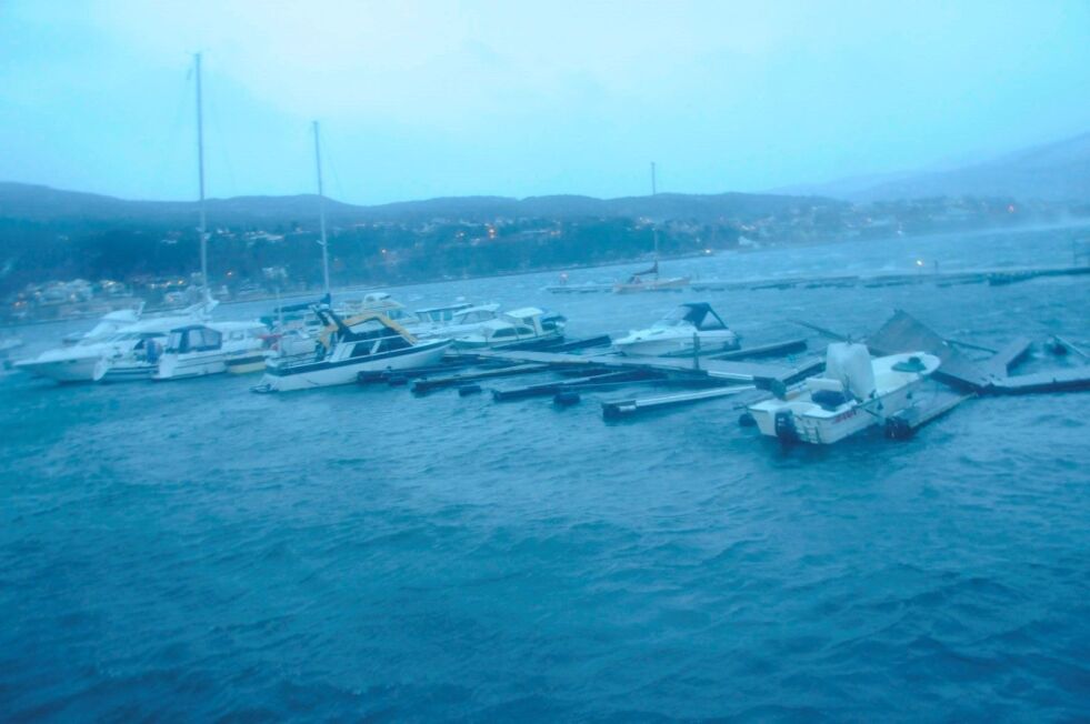 Småbåthavna i Fauske var ute i  hardt vær under ekstrenværet Ylva i november 2017. I stormen før helga oppsto det nye skader på anlegget.
 Foto: Arild Bjørnbakk