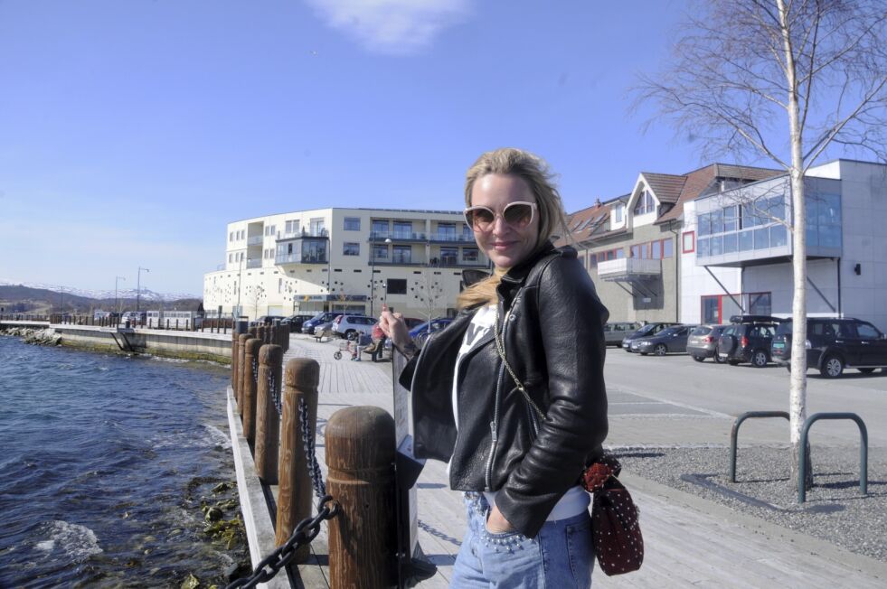 TRIVES. Maria Solberg (36) fra Fauske som har en toppjobb i et av Danmarks største motehus. Maria Nordstrøm Solberg likte godt at det nå er en vakker strandpromenade å kan vandre på på Fauske.
 Foto: Arild Bjørnbakk
