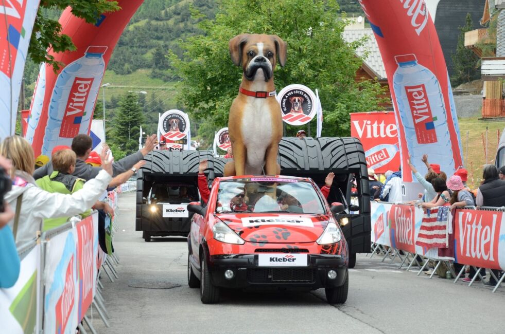 HUND. I reklamekaravanen i Tour de France er det om å gjøre å få oppmerksomhet. En diger hund fungerer utmerket. Foto: Espen Johansen