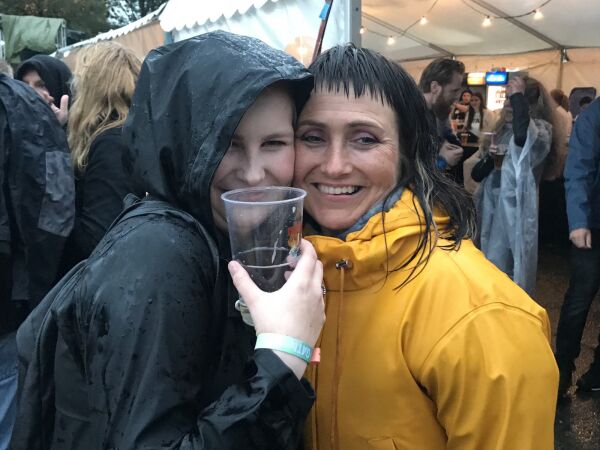 Folk driter i regnværet: Se om noen du kjenner er på Gatafestivalen
