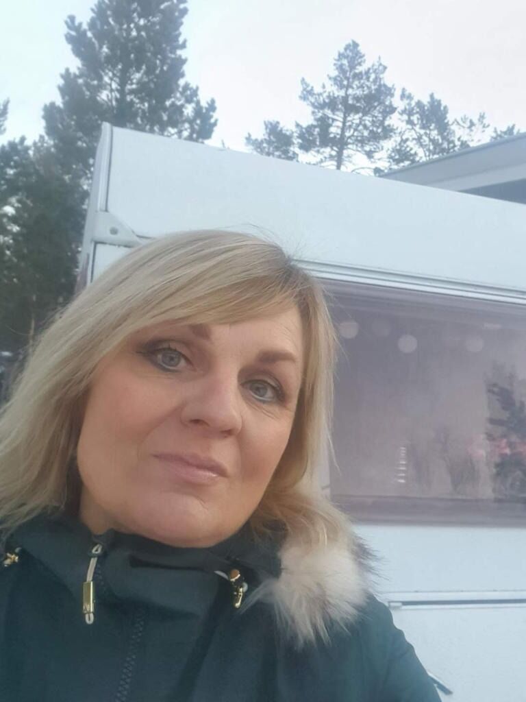 KULE I CAMPINGVOGN. Mette Storjord foran campingvogna ved Junkerdal Turistsenter. For to uker siden oppdaget  hun at det lå ei geværkule i senga. Ført ida fikk hun forklaringen på hvor kule kom fra.
 Foto: -