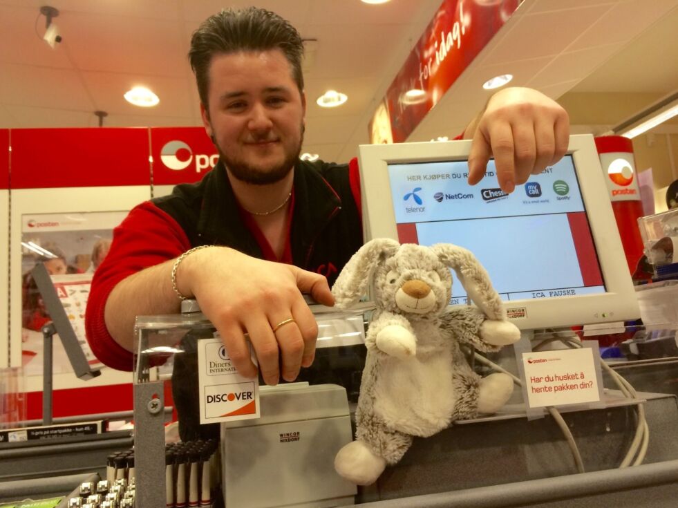 HVEM EIER MEG? Sander Johansen på ICA håper at noen kjenner igjen kaninen som er mistet i butikken. Foto: Helge Simonsen