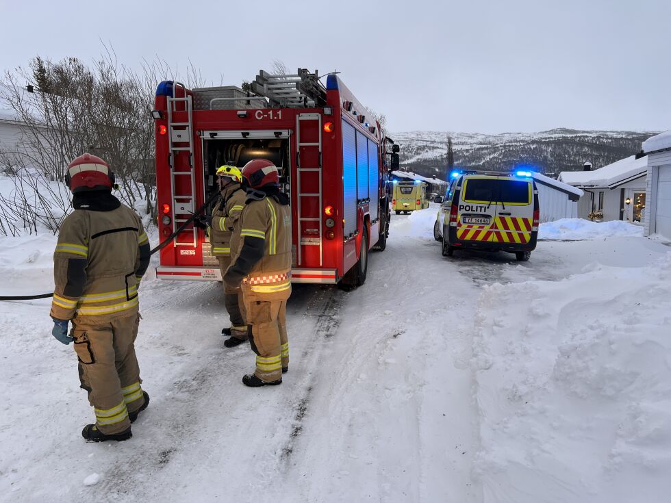 Nødetatene er i Hauan etter å ha fått melding om brann.
 Foto: Espen Johansen
