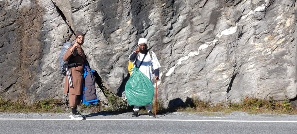 LANGTUR. Følget på fem personer er på vei gjennom Norge fra Nordkapp til Kristiansand. Søndag er de på vei sørover gjennom Sørfold.
 Foto: SP-tipser