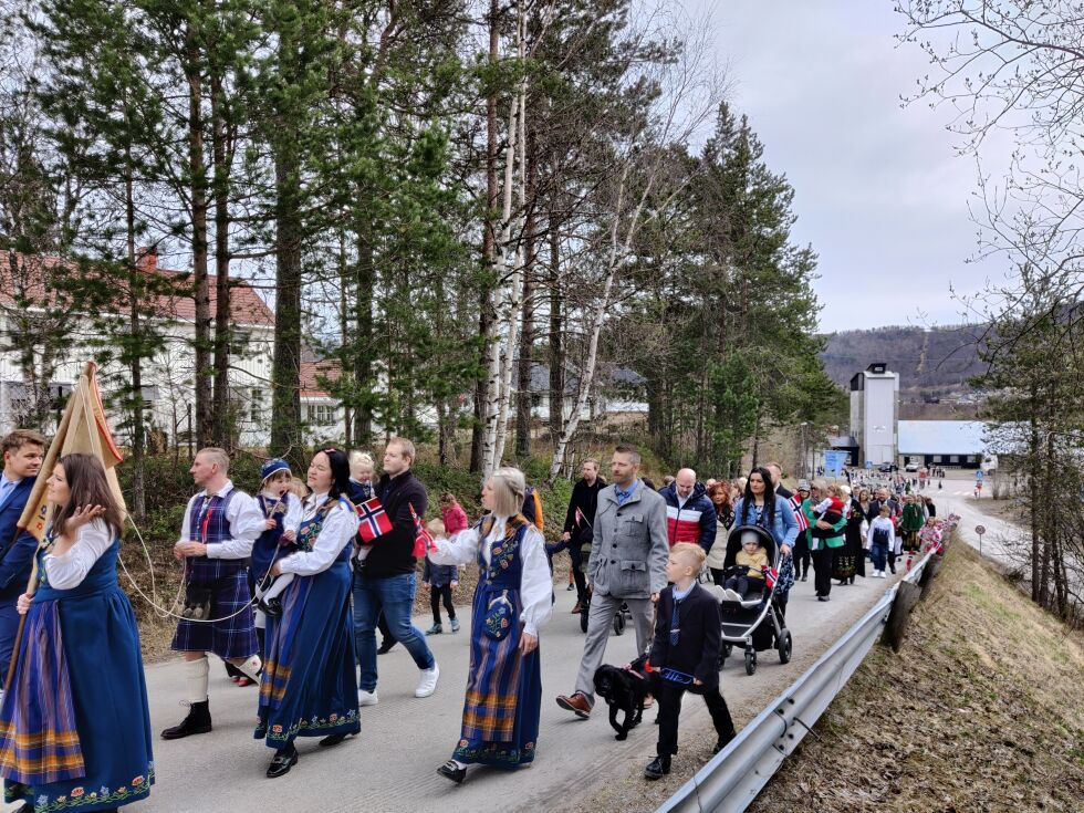 Mange hadde samlet seg til barnetog og 17. mai-feiring på Rognan.
 Foto: Robert Jentoft
