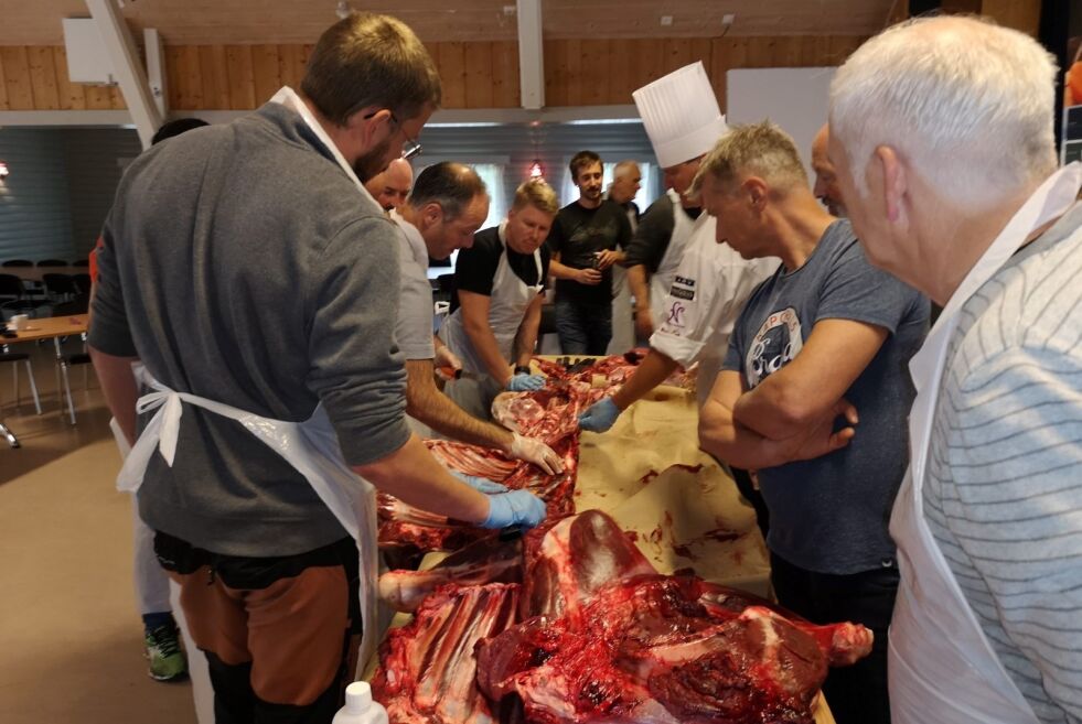 FULGTE MED. Det 18 elgjegerne fulgte godt med på parterings-kurset i Beiarn med mesterkokken Svein Jæger Hansen. Begge foto: Sverre Breivik