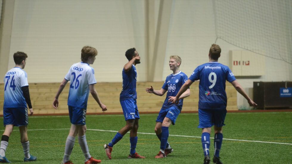 MATCHVINNER. Donat Tsegay jubler etter 3-0 målet sammen med Petter Valla og Emil Pettersen.
 Foto: Espen Johansen