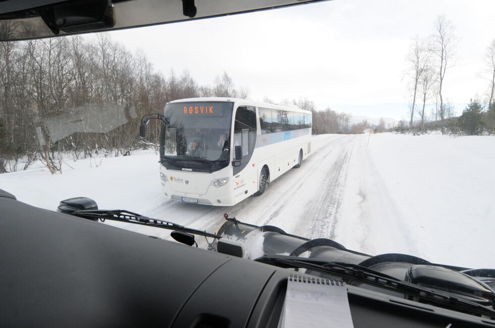 MÅ VENTE. Blant annet elevene på Røsvik skole blir forsinket etter at en lastebil kjørte av veien i Ånsvika. Bildet er tatt i en annen anledning.
