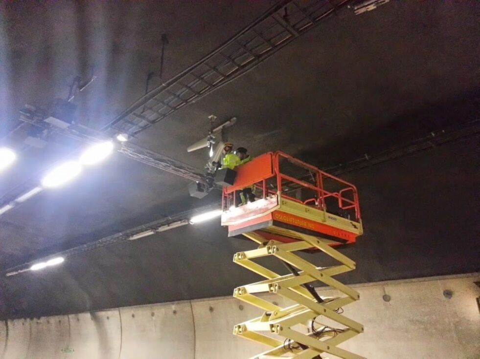 INSTALLERER. Når Vegvesenet holder tunnelene stengt for oppgradering, benytter mobilselskapene anledningen til å bygge ut 4G-dekning. Foto: Telenor