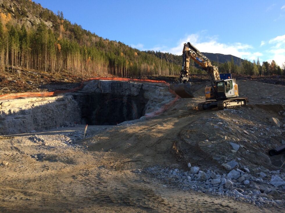 PÅ PLASS. Hæhre har startet arbeidet med Tjernfjelltunnelen, men ennå ikke begynt å bore i berget. Foto: Frank Øvrewall.