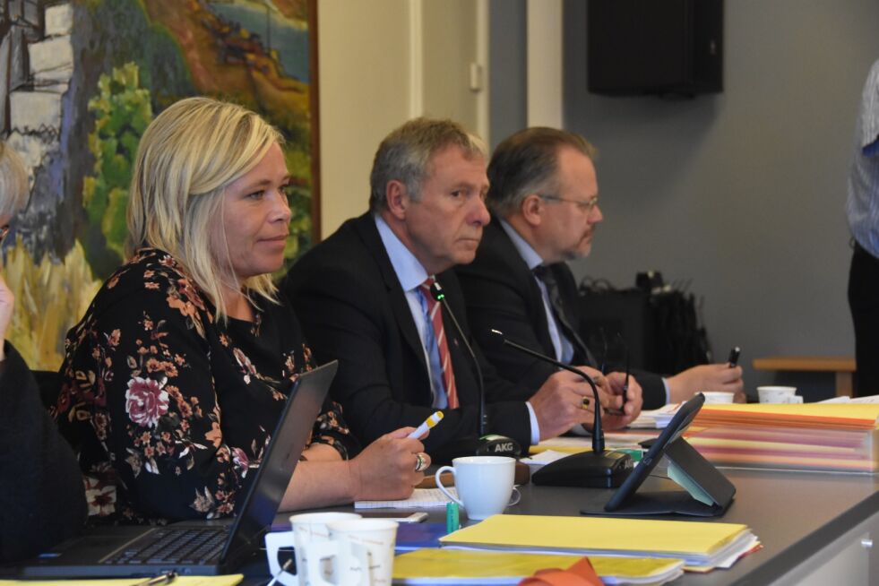 Varaordfører Linda Salemonsen, ordfører Jørn Stene og rådmann Geir Mikkelsen.
 Foto: Helge Simonsen