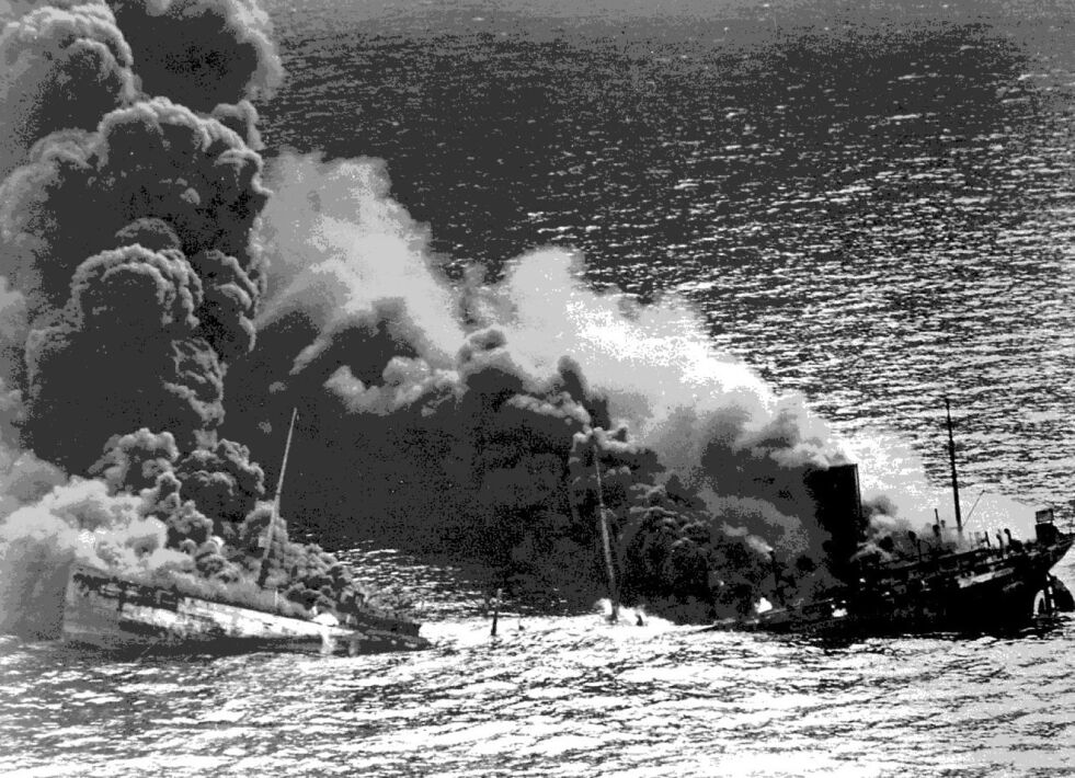 TORPEDERT. Her blir et alliert tankskip torpedert under andre verdenskrig. Dette opplevde også krigsseilere fra Salten, som Bjørn Sagdahl forteller om i foredraget mandag.