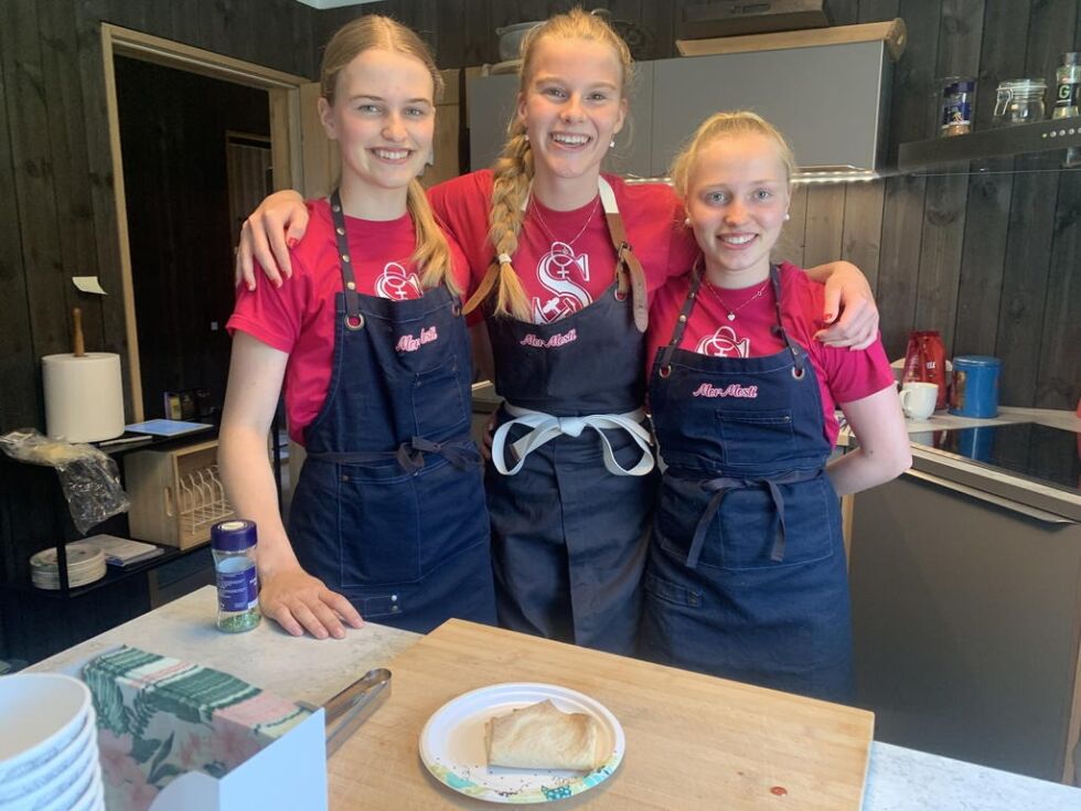 VERTSKAP. Sofie, Pernille og Maia stortrives med å drifte kafé på travle dager på Jakobsbakken. Sellkakene er ikke uventet den store snakkisen også denne sommeren.
 Foto: Espen Johansen