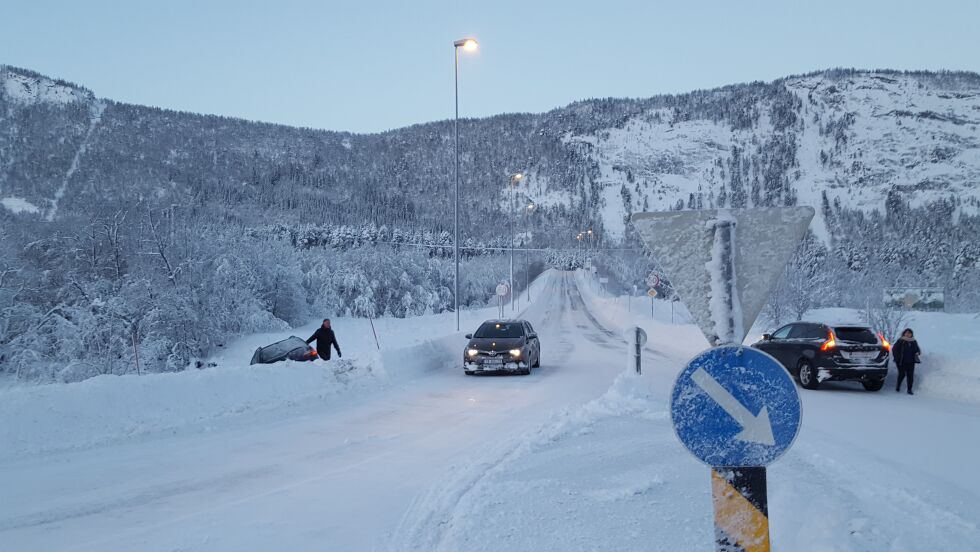 I GRØFTA. Her endte ferden for en bilist onsdag formiddag ved Nerauran i Saltdal.
 Foto: Knut F. Olsen
