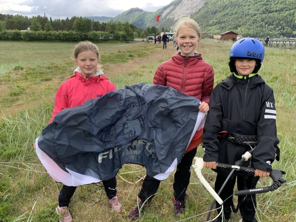 ARTIG. Celine Indregård Jansen (12), Ihne Aarøe (12) og Sigrud Aure Jansen (11) syntes det var artig å være på kurs i kiting på Øyra på Rognan.