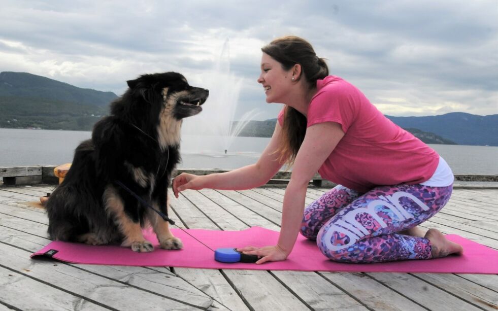 GLADERE HVERDAG. Yoga har blitt en viktig del av livet for Linn Synnøve Normann Godtfredsen (27). Her sammen med hunden Lucky på havnepromenaden på Fauske hvor de gjør yoga til ære for fotografen. - Men det hadde fint gått an å ha yogatimer her ute, sier Linn. Alle foto: Maria E. Trondsen