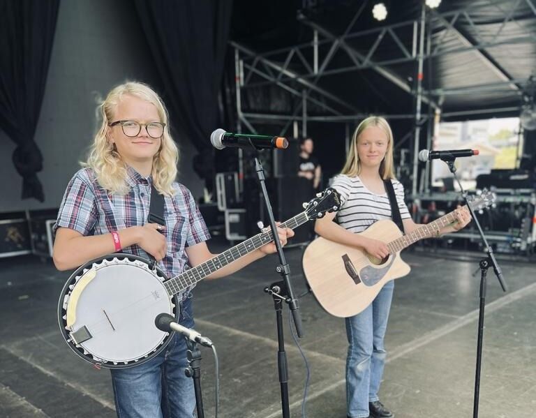 SØSKENDUO. Søskenparet Gustav Thuv Hunstad (12) med banjo og Una Thuv Hunstad med gitar.
 Foto: Martine Nymo
