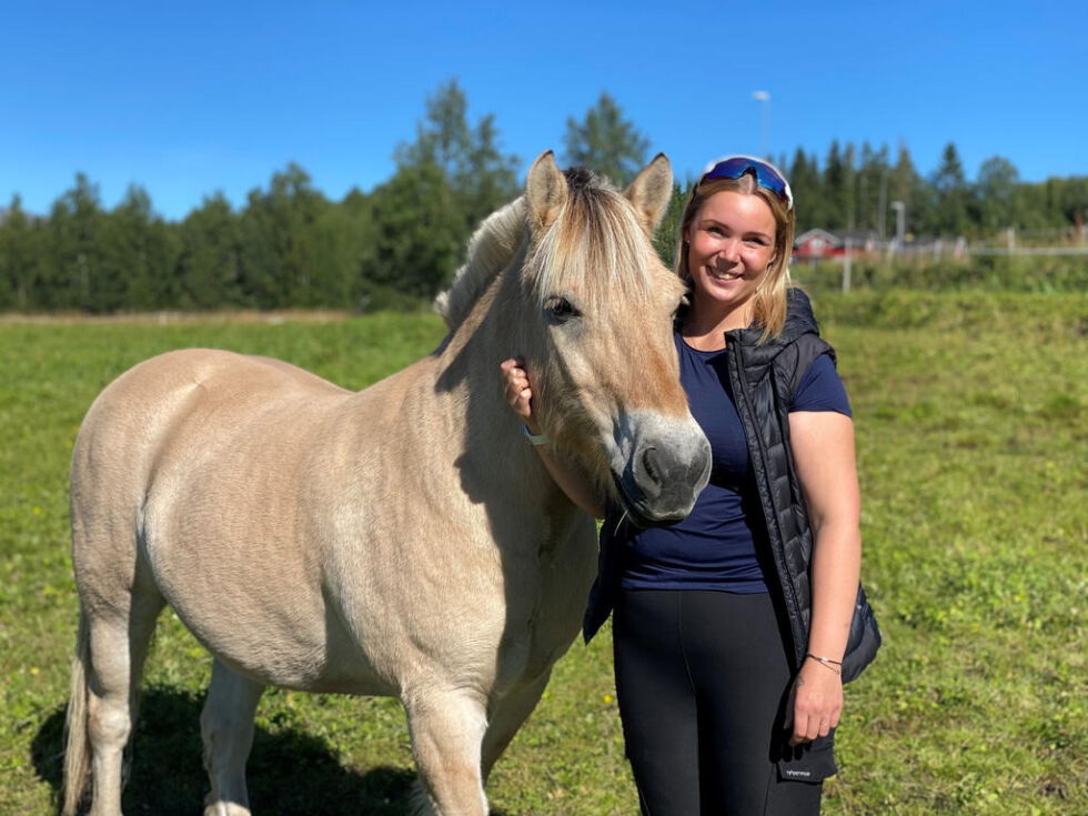 GØY PÅ LANDET. Amanda Hammernes er ny daglig leder hos Hest i Nord ved Stall Elverhøy i Valnesfjord. På søndag åpner de gården for besøkende.
 Foto: Eva S. Winther