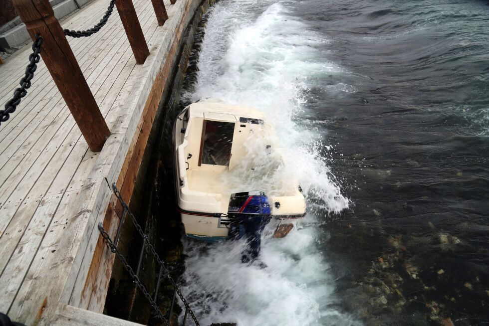 HARD MEDFART. Den forliste båten får hard medfart i østavindskulingen.
 Foto: Bjørn L. Olsen