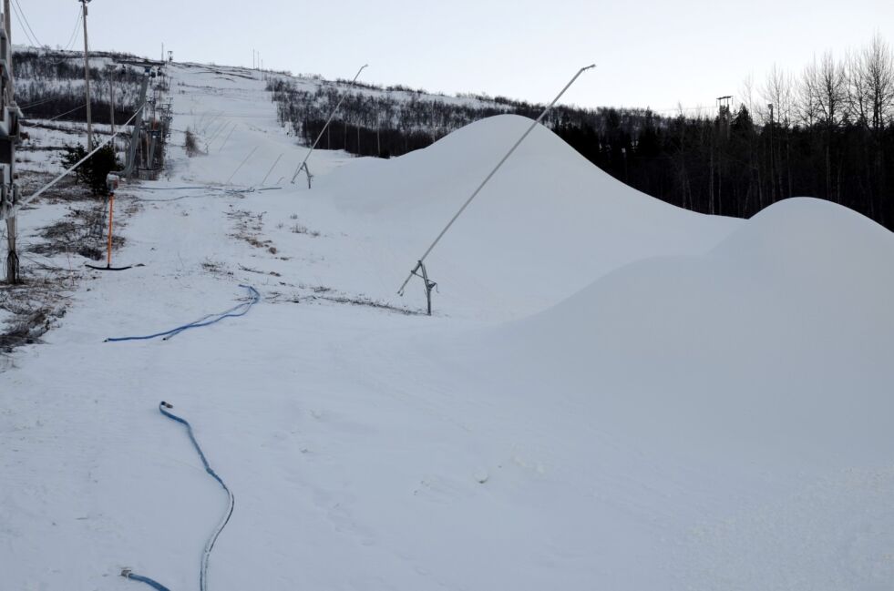 MENGDER. All snøen på bildet er produsert i helga, og det ligger flere store hauger også lenger ned i bakken. Begge foto: Espen Johansen