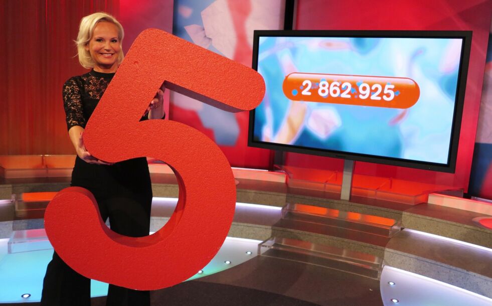 FEM MILLIONÆRER. Ingeborg Myhre kunne dele ut nesten tre millioner kroner til fem lotto-vinnere lørdag kveld, en av dem fra Fauske.
 Foto: Norsk Tipping