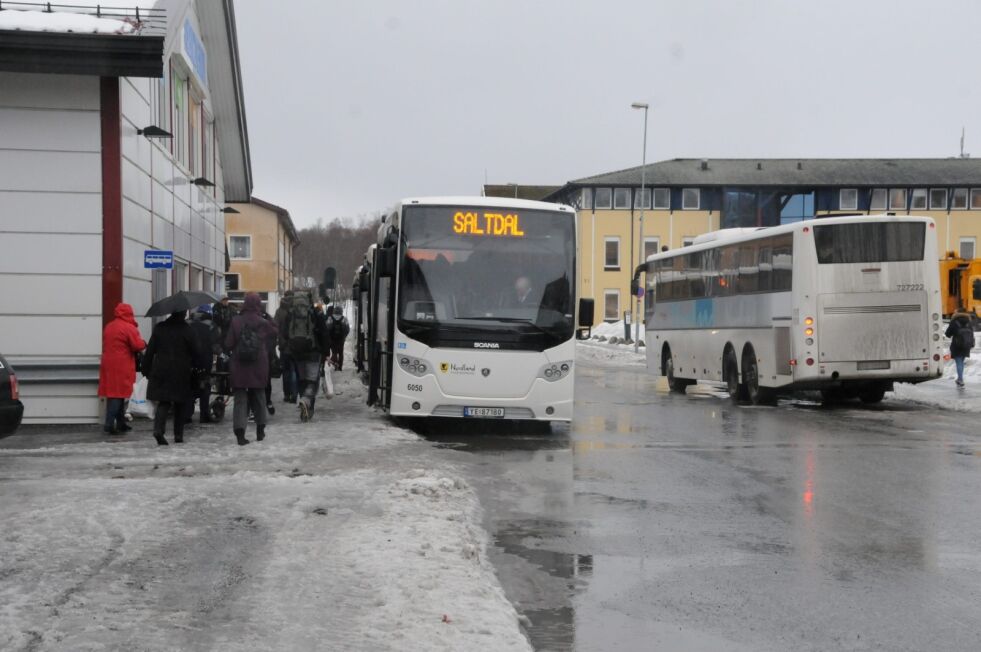 ENDELIG OVER. Slik vil det ikke lenger se ut i Sjøgata. På det meste har det stått seks busser her samtidig, noe som har gjort gata altfor trang og trafikkfarlig. Spesielt med mengden passasjerer som skal bytte buss eller krysse veien. Foto: Maria Trondsen