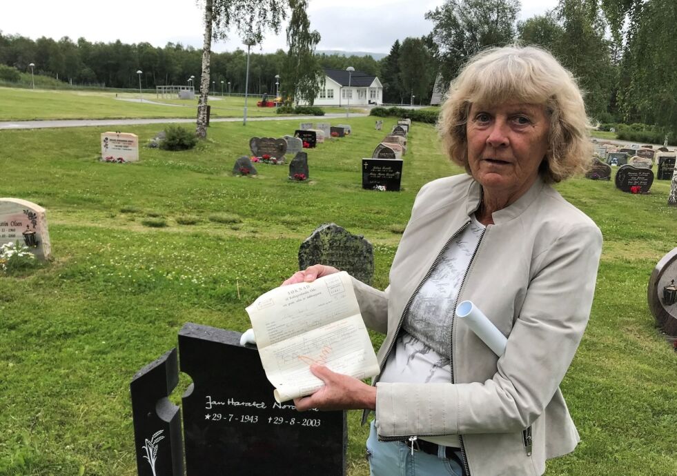 EN GÅTE. Da Yngvill Braseth (68) skulle besøke sin manns grav på Erikstad kirkegård, fikk hun seg en merkelig overraskelse, da hun fant en rull som inneholdt papirer tilhørende sin avdøde svigermor. Foto: Maria E. Trondsen