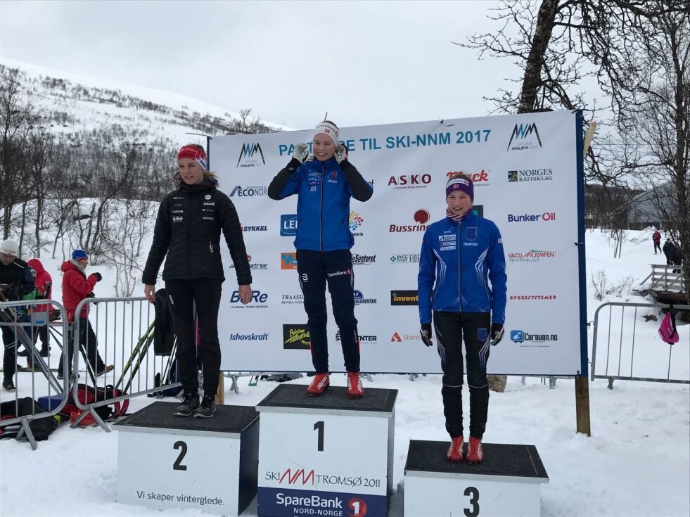 SØLV. Marie Risvoll Amundsen fikk sølvmedalje etter sitt løp i klassisk i NNM på ski fredag. Den delte hun med Tone Lise Pedersen fra Tromsø skiklubb. Vant gjorde Ingeborg Andberg Stenersen fra Kvaløysletta Skilag. Begge foto: Fauske IL Ski