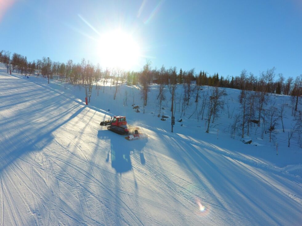 STORE OMRÅDER. Det er store snøflater som skal tas vare på og en hel runde i anlegget kan ta bortimot hele arbeidsdagen. Foto: Espen Johansen