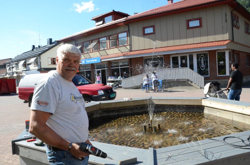 Leder for uteetaten i Saltdal kommune, Harald Vassbakk, har sørget for vanni fontenen i gågata igjen.
 Foto: Sverre Breivik