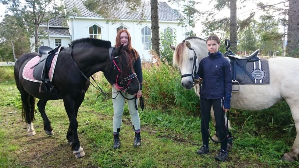 Simone og Vilma står klar for å ta med folk på ridetur langs den flotte løypa langs fjord og i skog.
 Foto: privar