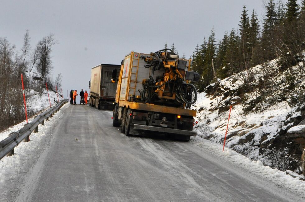 STO FAST. En trailer sto bom fast langs fylkesvei 812 i flere timer på mandag formiddag.
 Foto: Lars Olav Handeland