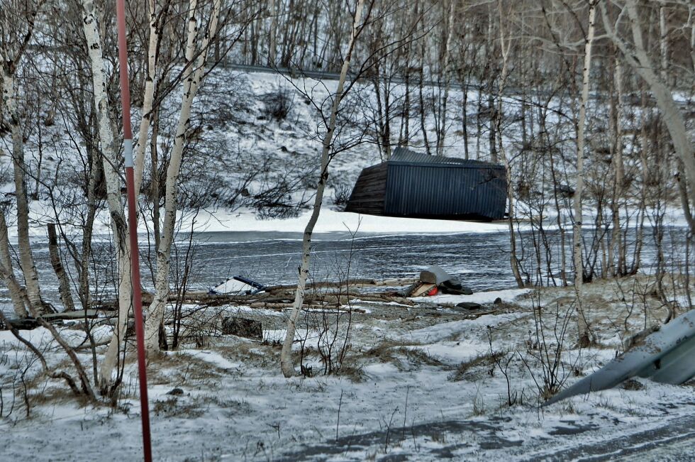 Naustet ble kastet 40 - 50 meter over elveoset i Kjukkelvatn i Misvær under stormen
 Foto: Lars Olav Handeland