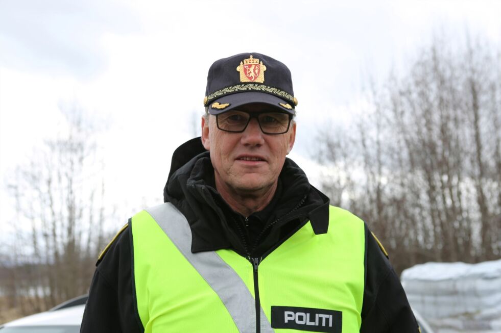 PÅ KONTROLL. Distriktsleder i UP,  Knut Danielsen deltok på en fartskontroll på riksvei 80 ved Erikstad utenfor Fauske mandag 1. påskedag. Her ble det skrevet ut fem forenklede forelegg i 50-sonen. Foto: Bjørn L. Olsen