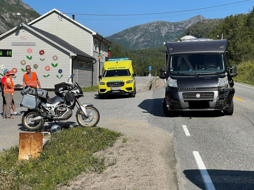 KRASJET. Uhellet skjedde da MC-føreren skulle svinge av veien på E6 i Mørsvikbotn i Sørfold.
 Foto: Helge Simonsen