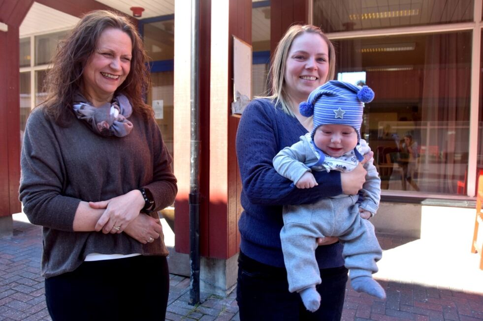 BLIR BESØKSBABY. Nina Forseth fra Frivilligsentralen og Mona Staupåmo Bentsen med sønnen Petter (6 måneder) gleder seg til å besøke de eldre på Saltdal sykehjem. Foto: Sylvia Bredal