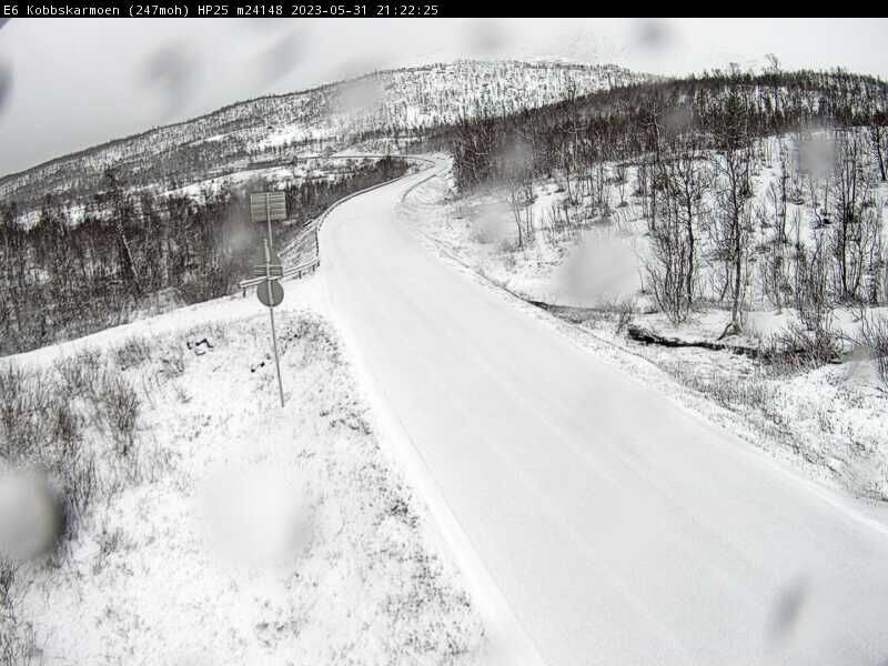Snøen ligger også på E6 over Kobbskaret i Sørfold.
 Foto: Statens vegvesen webkamera