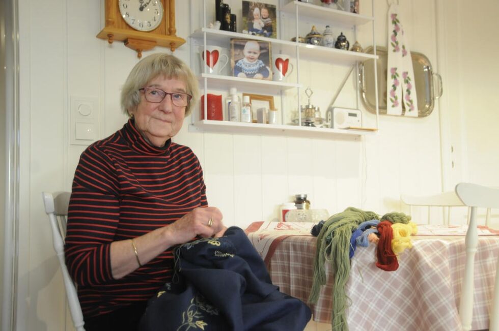 STANDHAFTIG SKREDDER. Gerd Marie Arntsen på Rognan har brodert over 350 bunader og 550 bunadskjorter og holder fortsatt på i en alder av 82 år. Alle foto: Maria Edvardsen