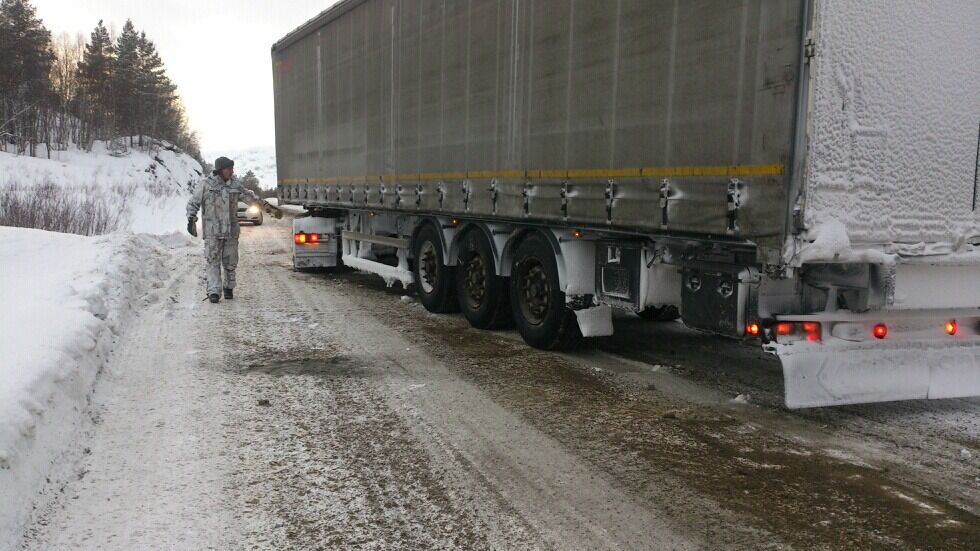 Et utenlandsk vogntog kom seg ikke opp Tjernfjell-stigninga torsdag ettermiddag. Foto: Tipser