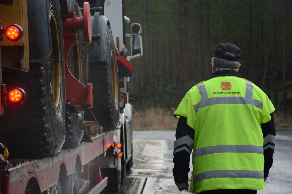 Statens vegvesen hadde kontroll av tunge kjøretøyer ved E6 i Saltdal tirsdag.
 Foto: Helge Simonsen