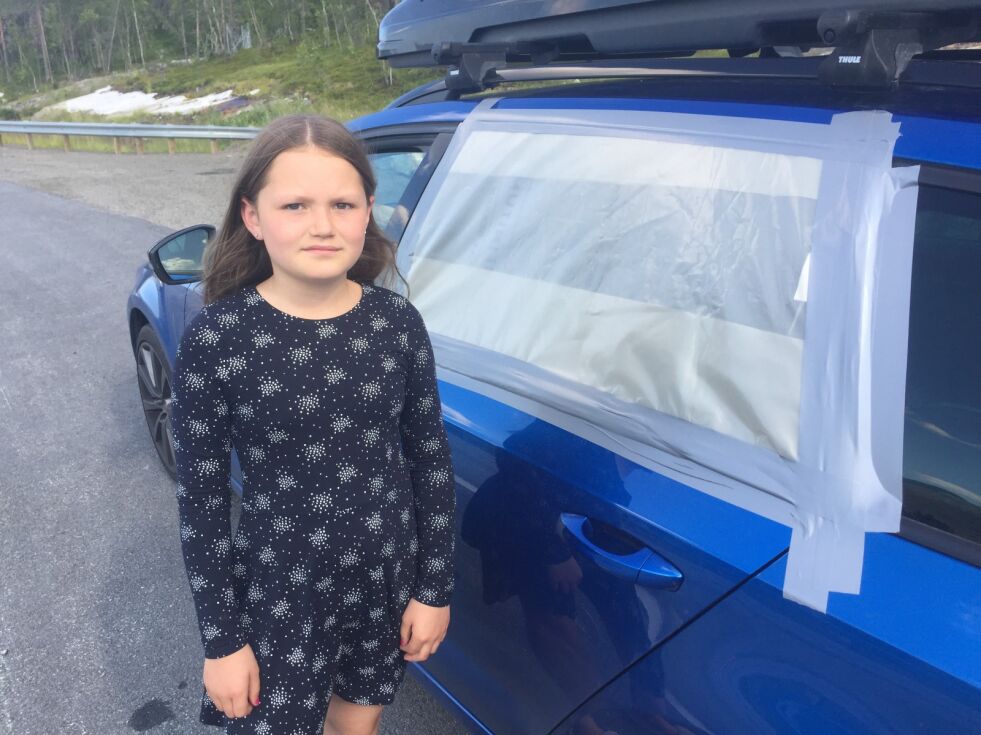 HELDIG: 9 år gamle Christina Eidissen var heldig at hun ikke ble skadet da vinduet ved siden av henne ble knust. Her har de fått tapet igjen sideruten.