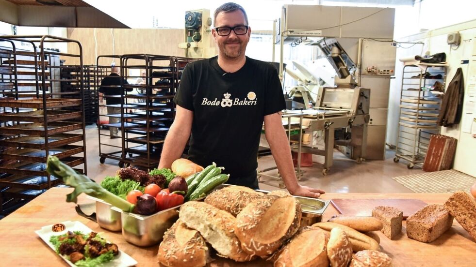 Bjarne Mosås i Bodø bakeri forteller at de er blitt med i en ordning der brukbar mat selges for en billig penge ved stengetid.