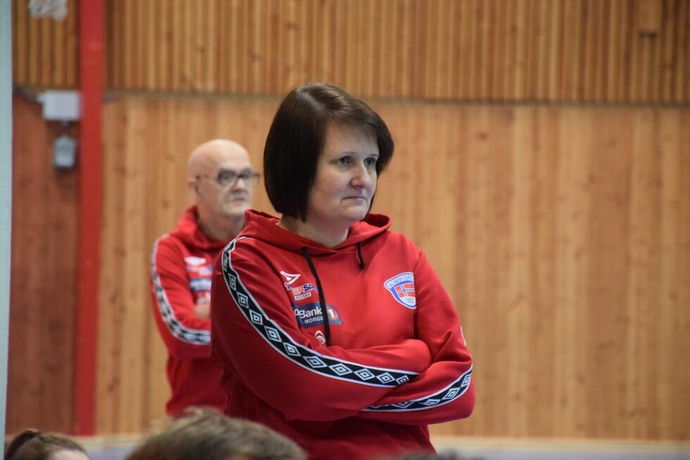 HEDRES. Marita Olsen blir hedret av Norges håndballforbund for sin jobb med Valnesfjord IL.
 Foto: Eva S. Winther