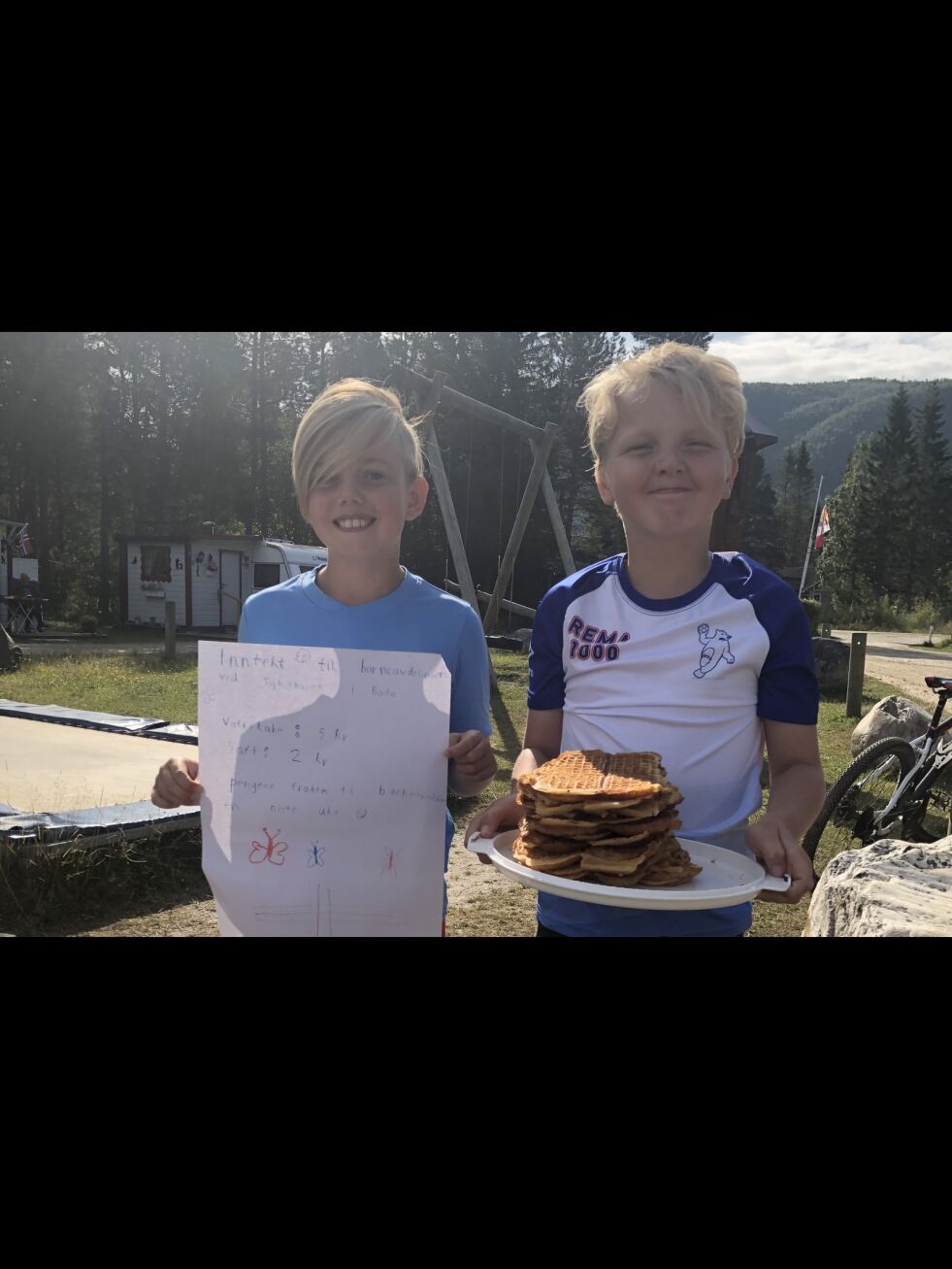 INITIATIVRIKE GUTTER. Mikkel Thobro (9) og Liam Alexander Stolpen (10) solgte vafler og saft til et godt formål.
 Foto: Raymond Stolpen