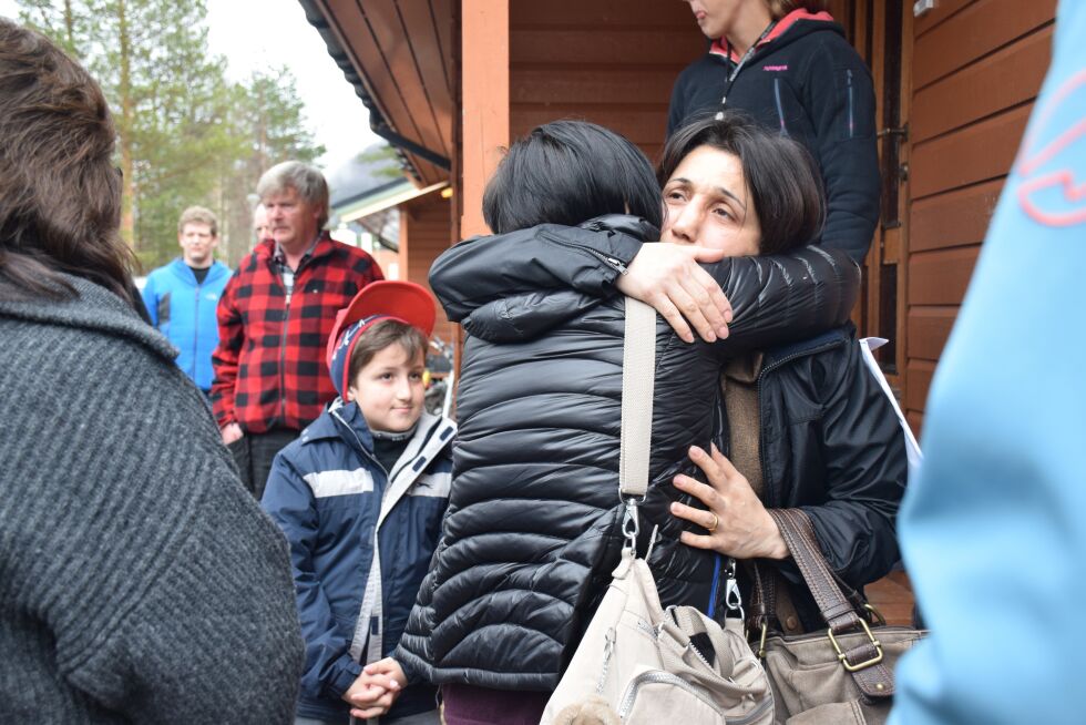 Bella Abrahamyan og familien har fått et pusterom med en midlertidig oppholdstillatelse. I bakgrunnen står sønnen Gor Petrosjan.
 Foto: Frida Kalbakk